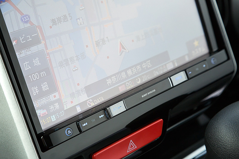 モニター下部に操作ボタンが並ぶ。このあたりは2DINモデルと同じ