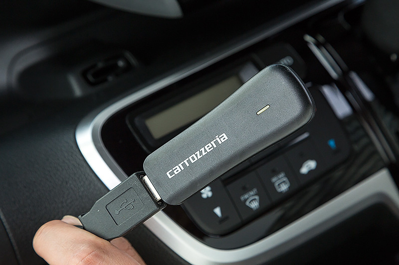 docomoのFOMA回線を利用するデータ通信専用通信モジュールをオプションとして用意。スマホ経由でのデータ送受信も可能