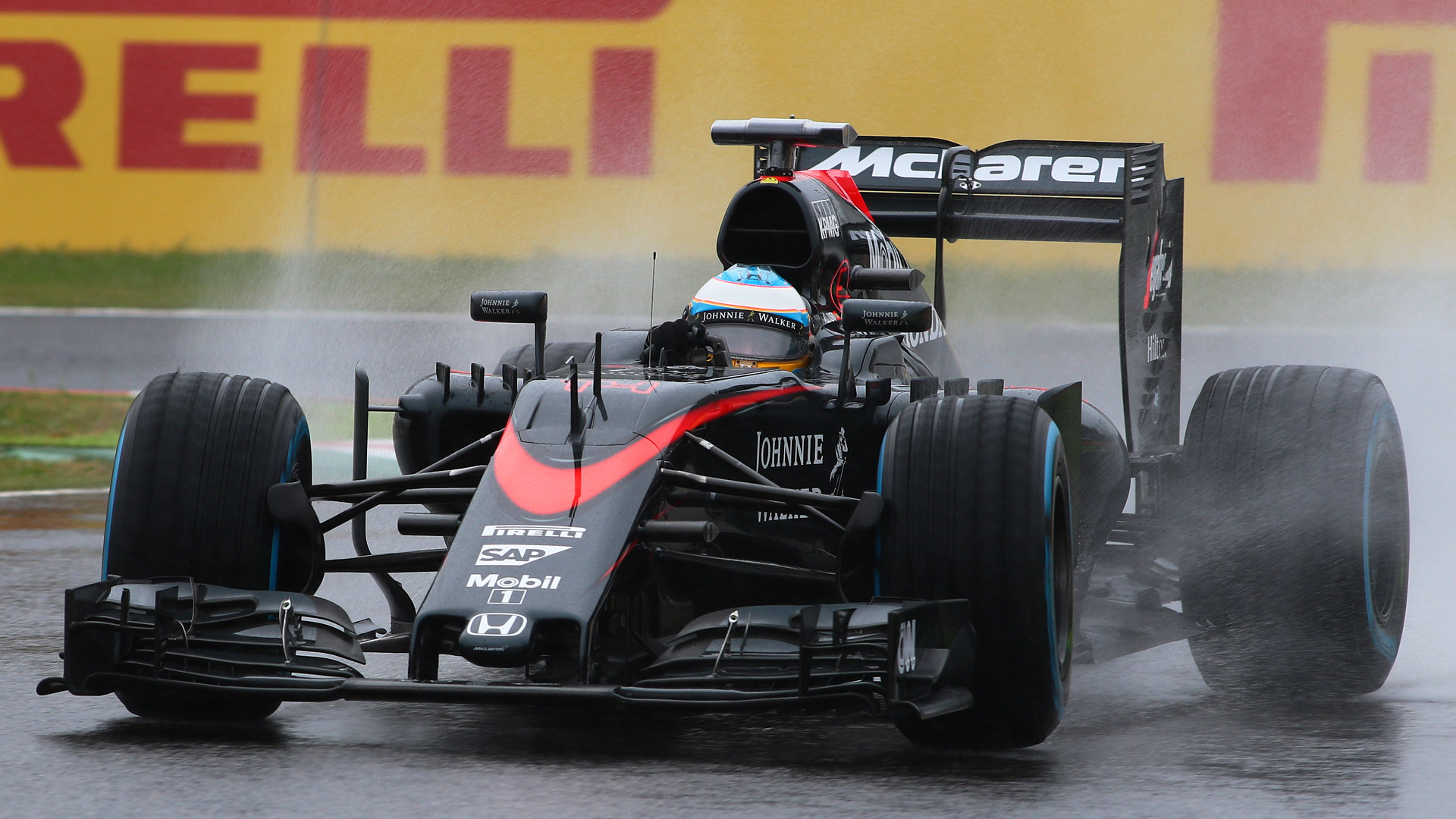 シャッター速度1/320秒で撮影。アロンソの顔が見える