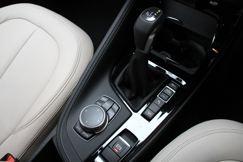 X1 xDrive20i xLineのインテリア。大きなインテリアトリムパネル、アンビエントライトなどを採用し、ラクジュアリーな室内空間を作り出している