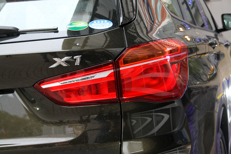 こちらはX1 xDrive20i xLine。こちらも直列4気筒DOHC 2.0リッターターボエンジンだが、こちらは最高出力141kW（192PS）/5000rpm、最大トルク280Nm（28.6kgm）/1250-4600rpmとなる。Yスポークの18インチアロイホイールを装着（タイヤサイズ：225/50 R18）