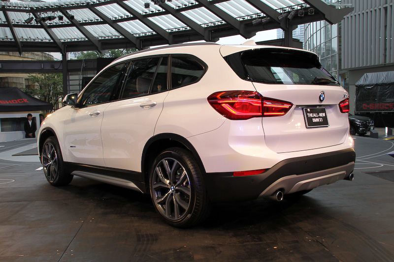 オプション設定のYスポーク19インチアロイホイール（タイヤサイズ：225/45 R19）を装着する「X1 xDrive25i xLine」。ボディーサイズは4455×1820×1610mm（全長×全幅×全高）、ホイールベースは2670mmと、先代から30mm短くなった一方で、35mm高いサイズへと変更。「X3 xDrive20i」と比べて210mm短く、60mm狭く、65mm低いサイズになっている。搭載する直列4気筒DOHC 2.0リッターターボエンジンは最高出力170kW（231PS）/5000rpm、最大トルク350Nm（35.6kgm）/1250-4500rpmを発生