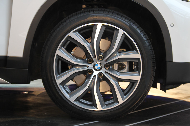 オプション設定のYスポーク19インチアロイホイール（タイヤサイズ：225/45 R19）を装着する「X1 xDrive25i xLine」。ボディーサイズは4455×1820×1610mm（全長×全幅×全高）、ホイールベースは2670mmと、先代から30mm短くなった一方で、35mm高いサイズへと変更。「X3 xDrive20i」と比べて210mm短く、60mm狭く、65mm低いサイズになっている。搭載する直列4気筒DOHC 2.0リッターターボエンジンは最高出力170kW（231PS）/5000rpm、最大トルク350Nm（35.6kgm）/1250-4500rpmを発生