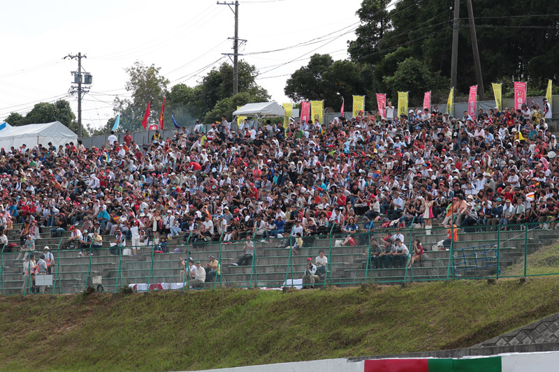 決勝スタート1時間ほど前のC席S字側