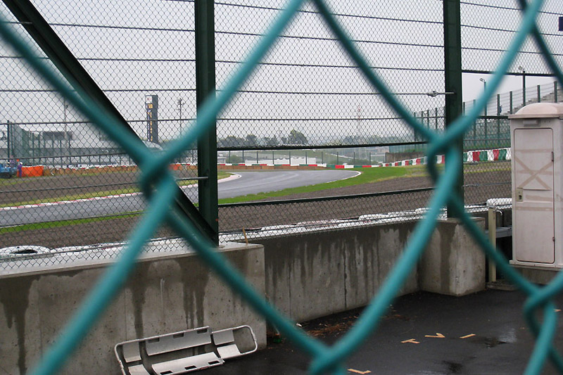 コース側のホールを増やし、観客席側の金網はツヤ消し黒で塗装