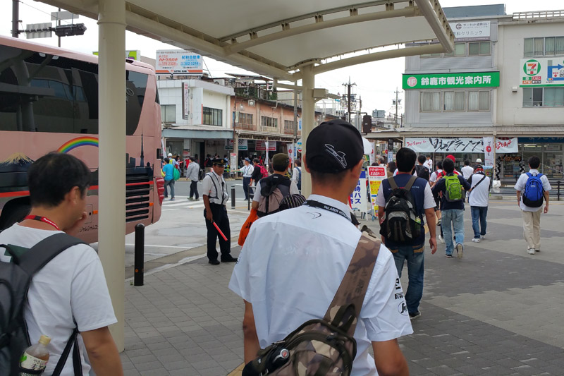 ロータリーを左回りに進み商店街へ