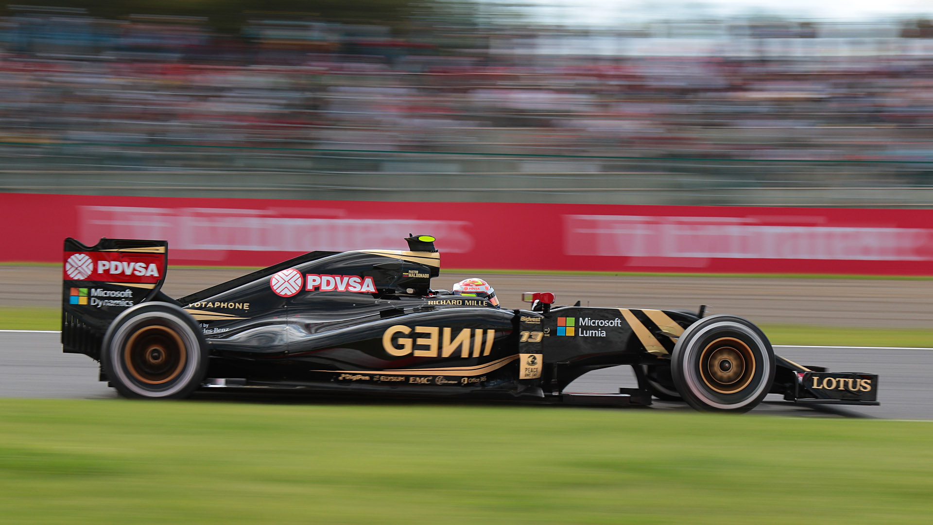 焦点距離50mm、シャッター速度1/80秒で40台ほど撮影。10台ほど使える写真が撮れ、2枚をフォトギャラリーに掲載した