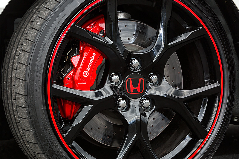 シビック TYPE R向けに専用開発された軽量19インチアルミホイール。従来の鍛造を上まわる材料強度が確保できたことから鋳造製法を選択したとしており、従来製法の鋳造ホイールに対して約10％の軽量化を実現している。これに独コンチネンタルが開発した新スポーツタイヤ「ContiSportContact 6（コンチ・スポーツ・コンタクト・シックス）」を組み合わせる。タイヤサイズは235/35 ZR19。ブレーキシステムはフロントにブレンボ製アルミ対向4ピストンキャリパー（ローター径：φ350mm）、リアにディスクブレーキ（ローター径：φ296mm）