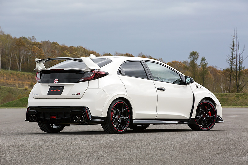 750台限定で日本導入される新型「シビック TYPE R」。「心昂ぶるブッチギリの走り」をコンセプトとし、パワー、トルク、レスポンスを高次元でバランスさせたピュアスポーツモデルとなっている。ボディーサイズは4390×1880×1460mm（全長×全幅×全高）、ホイールベース2600mm。車両重量は1380kg。価格は428万円。撮影車のボディーカラーはチャンピオンシップホワイトで、そのほかにクリスタルブラック・パールも用意される