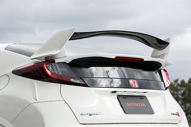 シビック TYPE Rでは、高速走行時の操縦性や安定性を高めるマイナスリフトを追求した空力パーツを装着。フロントスポイラー、フロントオーバーフェンダー、サイドシルガーニッシュ、リアウイング、リアディフューザーなどがそれにあたり、フロア下面もほとんどがアンダーカバーで覆われている