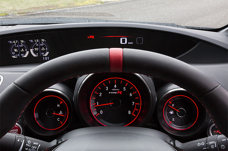 メーター横には加速性能をはじめ、アダプティブ・ダンパー・システムの制御パラメーターを高減衰域にシフトできる「＋Rモード」ボタンを配置。メーター内は通常の「BASEモード」（写真中央）では白色に、「＋Rモード」（写真右）では赤色に発光する
