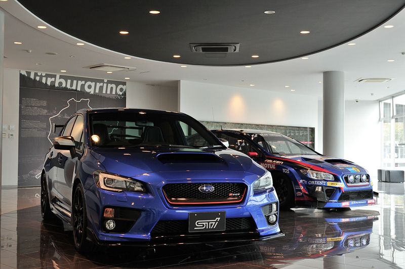 ニュルブルクリンク クラス優勝車と並ぶ、S207 NBR CHALLENGE PACKAGE