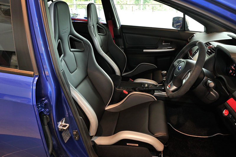 内装はシートに専用レカロバケットタイプフロントシートなど採用。特別な内装が奢られている