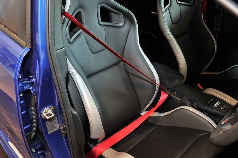 内装はシートに専用レカロバケットタイプフロントシートなど採用。特別な内装が奢られている