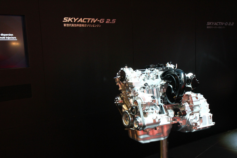SKYACTIVのガソリンとディーゼルエンジンの両モデルも単体が置かれていて、内部構造を確認することができる