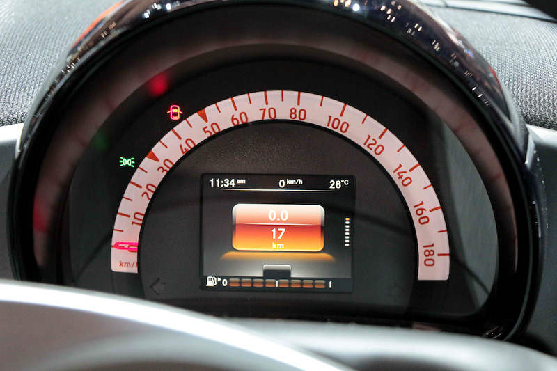 シティコミューターとして十分な装備を持つスマート。ステアリング左右のスイッチでカラーマルチファンクションディスプレイの表示切り替えや、ラジオのボリューム調整も可能。車速や警告表示などの情報は3.5インチTFTカラーディスプレイに表示する