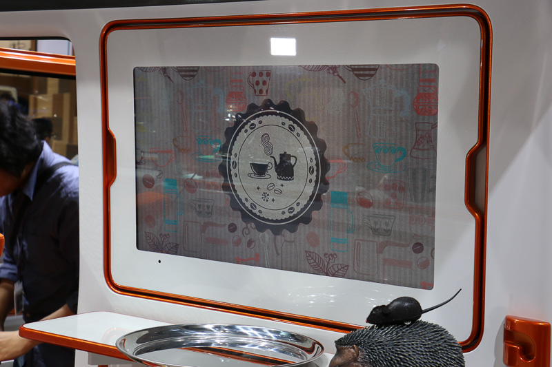 車内側面にもデジタルサイネージを用意する