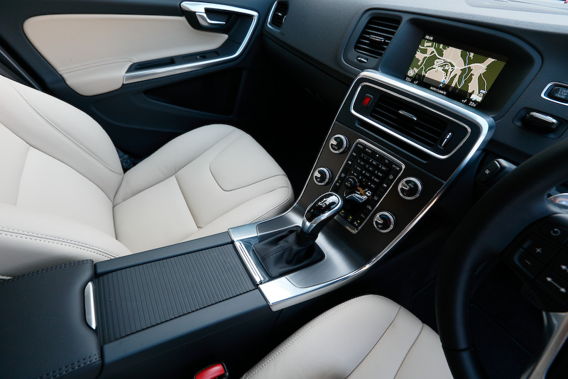 「D4 SE」のインテリア。インテリアカラーはアンスラサイトブラック/ソフトベージュの2トーン