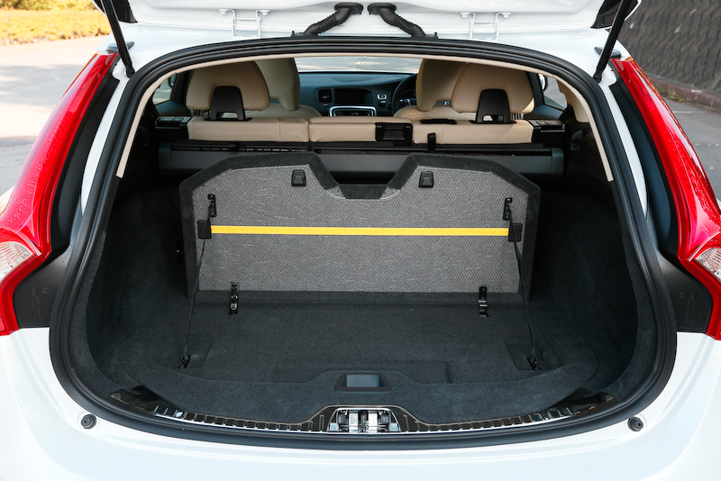 後席は4：2：4分割可倒式を採用する