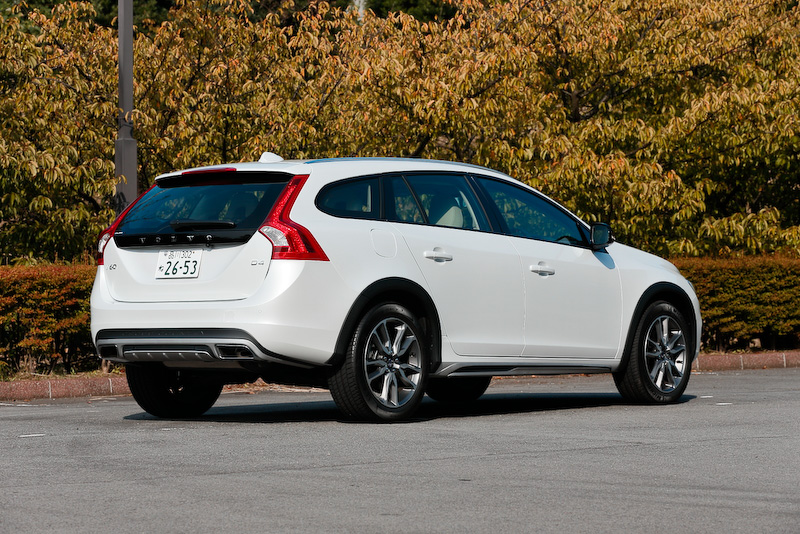 撮影車は直列4気筒2.0リッター直噴ターボディーゼルに8速ATを組み合わせる「D4 SE」（494万円）。ボディーサイズは「T5 AWD SE」と共通で4640×1865×1540mm（全長×全幅×全高）、ホイールベース2775mm。足まわりではクロスカントリー専用のサスペンションを搭載し、V60比で全高は60mm高い1540mm、最低地上高は65mm高い200mmとなっている。車両重量は「T5 AWD SE」から60kg軽い1730kg