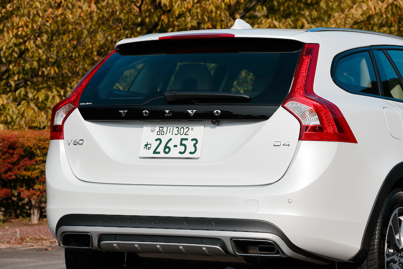 エクステリアではハニカムデザインのフロントグリルやフロント&リアのスキッドプレート、サイドスカッフプレート、グラファイトカラーのフェンダーエクステンション、グロッシーブラック・ドアミラーカバーなどを専用装備として装着。アクティブ・ベンディング機能付きデュアル・キセノンヘッドライト(自動光軸調整機構/コーナリング・ライト機能)やLEDポジショニングライト(フロント)も標準装備する。「D4 SE」は17インチアルミホイールが標準装備となるが、撮影車はオプションの18インチアルミホイール(235/50 R18)を装備。なお、全モデルに歩行者・サイクリスト検知機能付き追突回避・軽減フルオートブレーキや全車速追従機能付ACCをはじめとする先進安全装備・運転支援機能を標準装備する