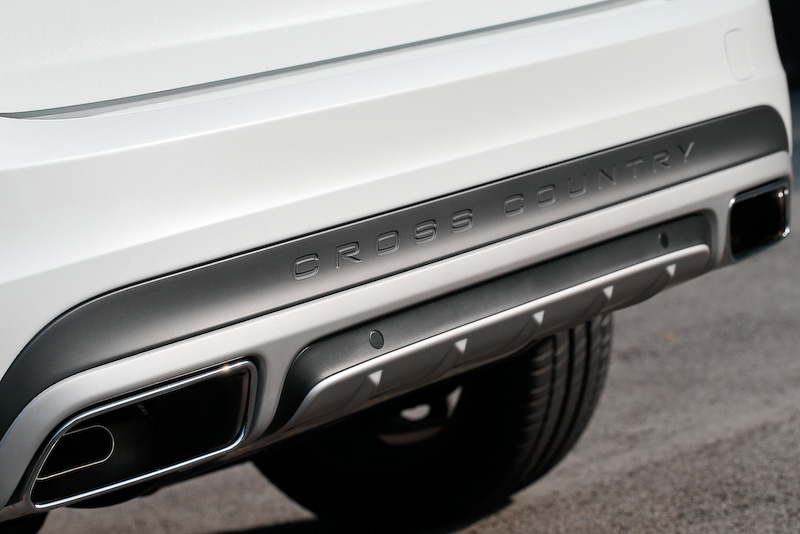 エクステリアではハニカムデザインのフロントグリルやフロント&リアのスキッドプレート、サイドスカッフプレート、グラファイトカラーのフェンダーエクステンション、グロッシーブラック・ドアミラーカバーなどを専用装備として装着。アクティブ・ベンディング機能付きデュアル・キセノンヘッドライト(自動光軸調整機構/コーナリング・ライト機能)やLEDポジショニングライト(フロント)も標準装備する。「D4 SE」は17インチアルミホイールが標準装備となるが、撮影車はオプションの18インチアルミホイール(235/50 R18)を装備。なお、全モデルに歩行者・サイクリスト検知機能付き追突回避・軽減フルオートブレーキや全車速追従機能付ACCをはじめとする先進安全装備・運転支援機能を標準装備する