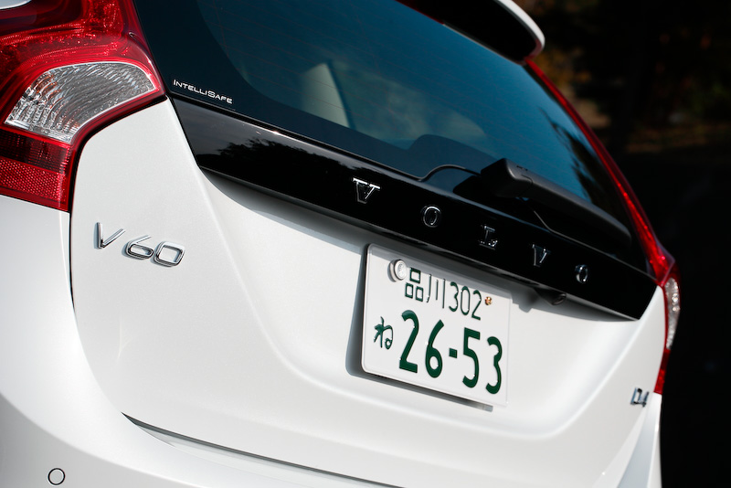 エクステリアではハニカムデザインのフロントグリルやフロント&リアのスキッドプレート、サイドスカッフプレート、グラファイトカラーのフェンダーエクステンション、グロッシーブラック・ドアミラーカバーなどを専用装備として装着。アクティブ・ベンディング機能付きデュアル・キセノンヘッドライト(自動光軸調整機構/コーナリング・ライト機能)やLEDポジショニングライト(フロント)も標準装備する。「D4 SE」は17インチアルミホイールが標準装備となるが、撮影車はオプションの18インチアルミホイール(235/50 R18)を装備。なお、全モデルに歩行者・サイクリスト検知機能付き追突回避・軽減フルオートブレーキや全車速追従機能付ACCをはじめとする先進安全装備・運転支援機能を標準装備する