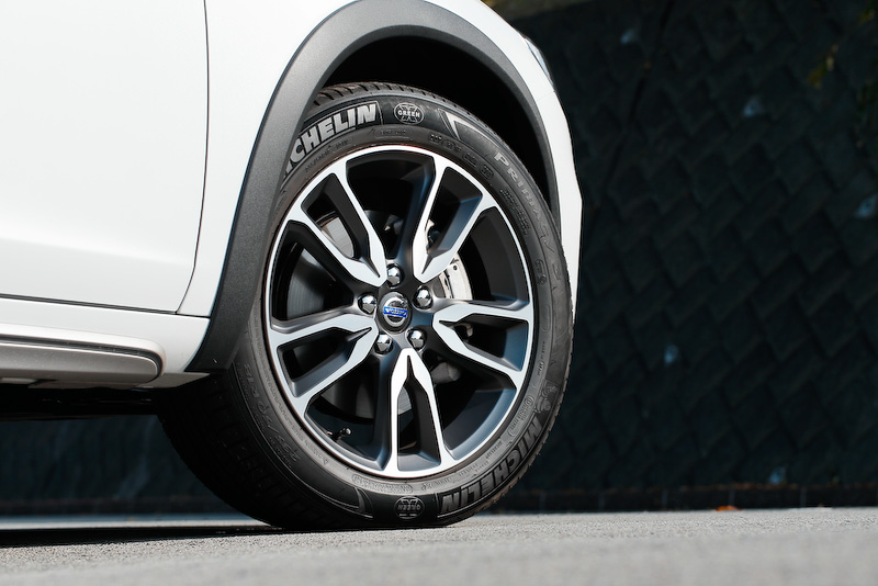 エクステリアではハニカムデザインのフロントグリルやフロント&リアのスキッドプレート、サイドスカッフプレート、グラファイトカラーのフェンダーエクステンション、グロッシーブラック・ドアミラーカバーなどを専用装備として装着。アクティブ・ベンディング機能付きデュアル・キセノンヘッドライト(自動光軸調整機構/コーナリング・ライト機能)やLEDポジショニングライト(フロント)も標準装備する。「D4 SE」は17インチアルミホイールが標準装備となるが、撮影車はオプションの18インチアルミホイール(235/50 R18)を装備。なお、全モデルに歩行者・サイクリスト検知機能付き追突回避・軽減フルオートブレーキや全車速追従機能付ACCをはじめとする先進安全装備・運転支援機能を標準装備する