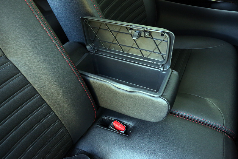 運転席にはシートヒーターも標準装備。センターアームコンソールはふた付きの小物入れとなっている。跳ね上げも可能なので、ベンチシート風に使ったり、サイドスルーにも対応する