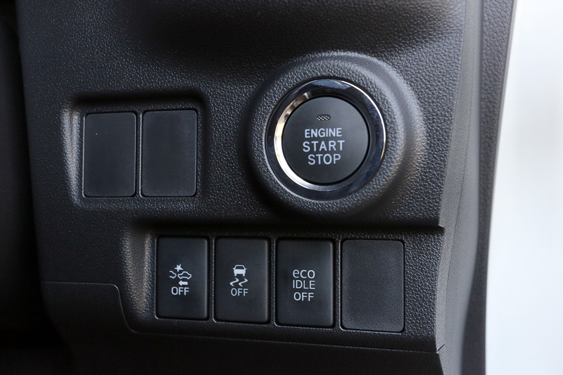 色遣い以外のインテリアデザインは共通で、エアコン操作パネルはピアノブラック仕上げ。シフトセレクターはインパネシフトを採用する。ステアリングの右側にプッシュ式のスターターボタンのほか、衝突回避支援ブレーキ、トラクションコントロール、アイドリングストップといった機能のOFFスイッチを配置。センターコンソールには小物入れと12Vのアクセサリーソケットがある