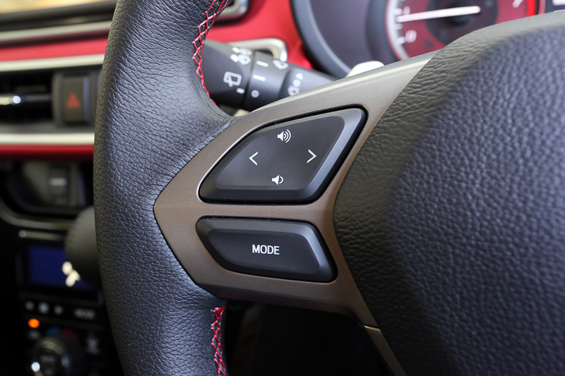純正ナビ装着用アップグレードパック（2万1600円高）をオプション装着すると、ステアリングスポークにカーナビやオーディオ類の操作スイッチが追加される