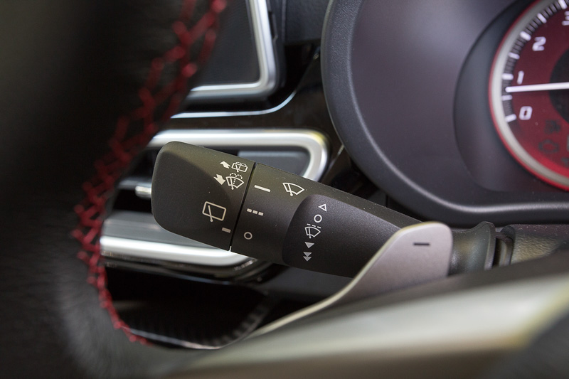 ライト系のスイッチ類とワイパー系のスイッチ類。ヘッドライトはオート機能付き