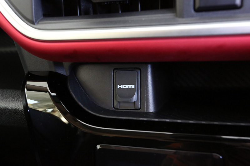 メーカーオプションの「スマートフォン連携メモリーナビゲーション」（9万7200円高）を装着すると、スマートフォンなどに保存してある音楽などをクルマのスピーカーで再生できる。6.2型ワイドVGAディスプレイ（フリック、ピンチ操作/タッチ式）で、ナビゲーション、VICS FM多重レシーバー機能、CD/DVD再生、ワンセグTV、AM/FMラジオ、ハンズフリー通話などの機能を備える。メモリーナビゲーションを選ぶとHDMI/USB/AUX端子も付くので、さまざまな機材と連携できるようになる