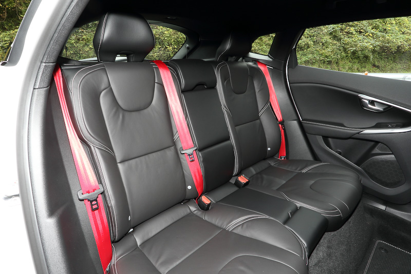赤色のシートベルトはV40 R-DESIGN Carbon Editionの専用品
