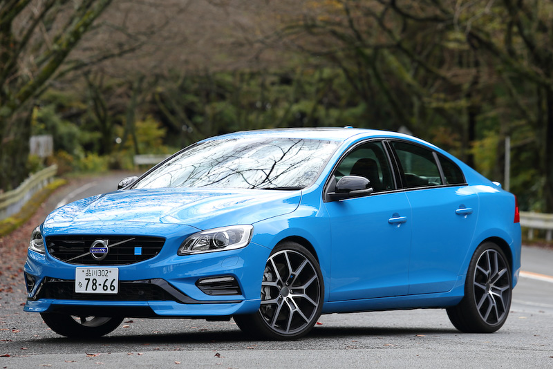 Web特別限定車となる「S60/V60 ポールスター」の2016年モデル（写真はS60 ポールスター）。S60 ポールスター（829万円）が10台、V60 ポールスター（849万円）が40台用意され、2015年11月10日現在の在庫は前者が2台、後者が18台となっている。S60 ポールスターのボディーサイズは4635×1865×1480mm（全長×全幅×全高）。なお、Webでの先行予約はすでに終了しているので、詳細は最寄りの販社に訪ねていただきたい