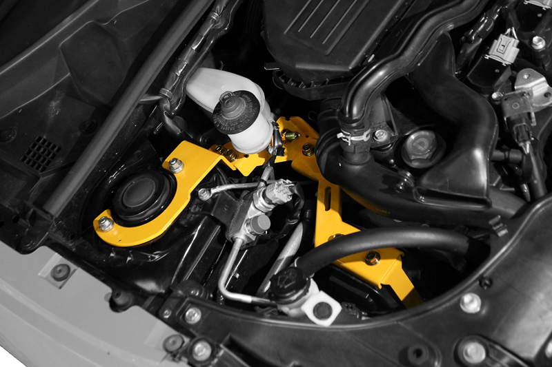 ダイハツ純正色「ジョーヌイエロー」で塗装され、エンジンルーム内のアクセントにもなる「ブレーキマスターシリンダーストッパー」