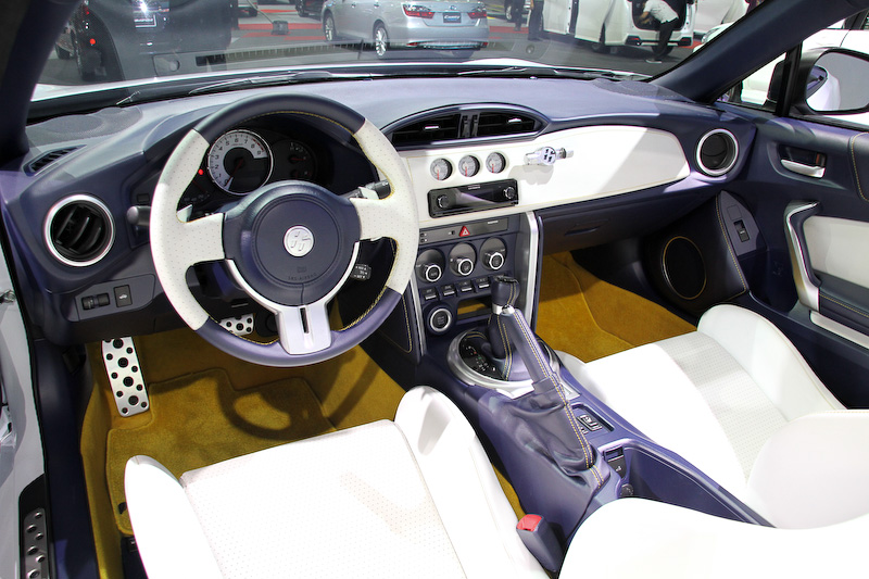 「FT-86オープンコンセプト」のボディーサイズは4240×1775×1270mm（全長×全幅×全高）、ホイールベース2570mm。車重は1700kg