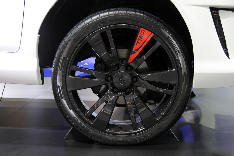 TRDのアルミホイールなどで武装したピックアップ「ハイラックス REVO スポーツコンセプト」