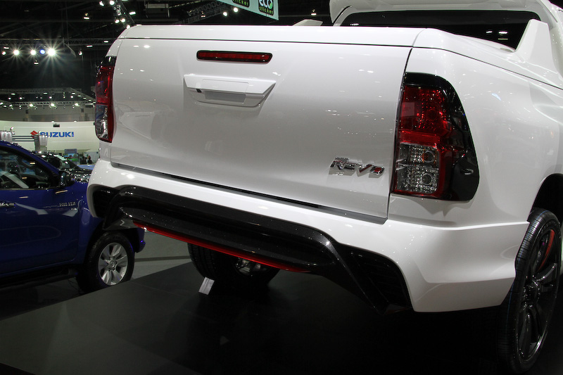 TRDのアルミホイールなどで武装したピックアップ「ハイラックス REVO スポーツコンセプト」