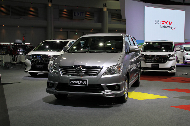 「イノーヴァ」とともに「アルファード」「ヴェルファイア」のミニバンシリーズを展示。イノーヴァの価格は85万9000バーツ（約292万円）～