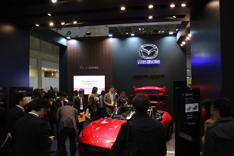 マツダはブース中央に新型「ロードスター」を展示