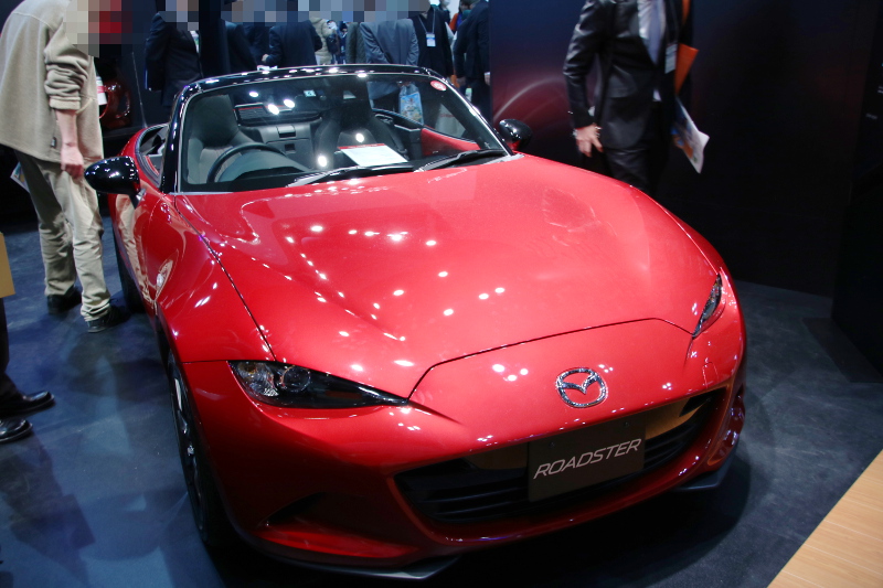マツダはブース中央に新型「ロードスター」を展示