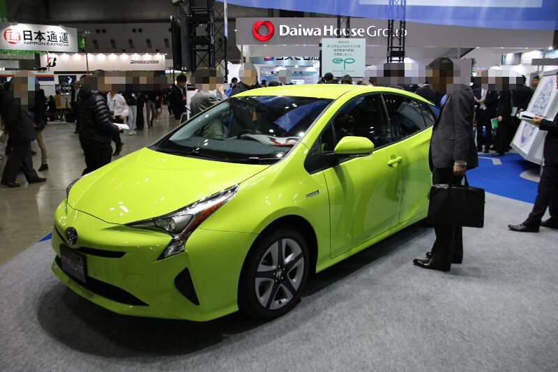 発売されたばかりの新型プリウスを展示