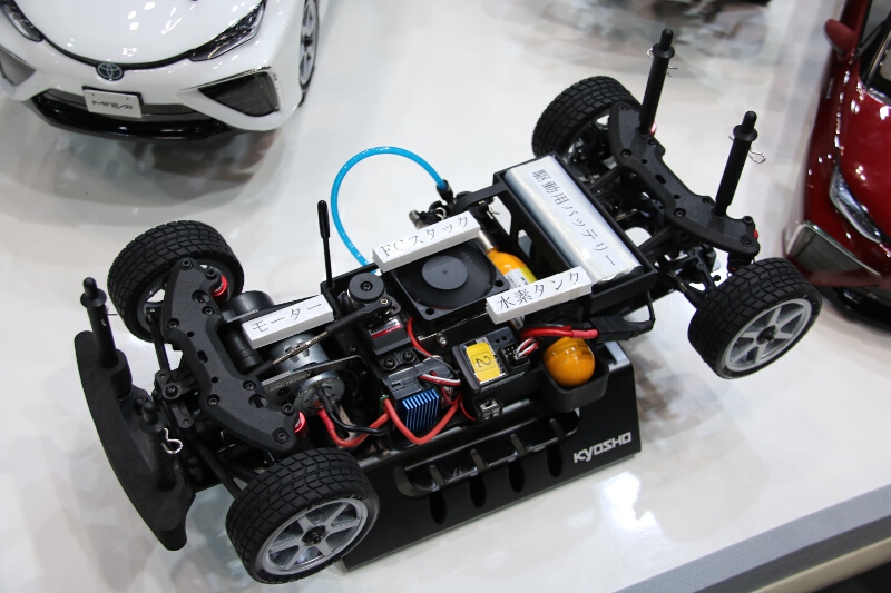 燃料電池で走る小さいミライ。実際に走らせて仕組みを理解するための展示