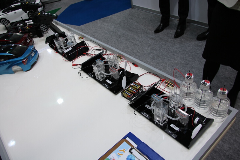 燃料電池で走る小さいミライ。実際に走らせて仕組みを理解するための展示