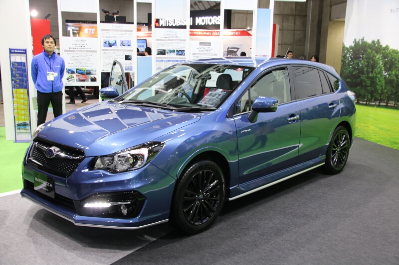 「インプレッサ スポーツ ハイブリッド」を車両展示