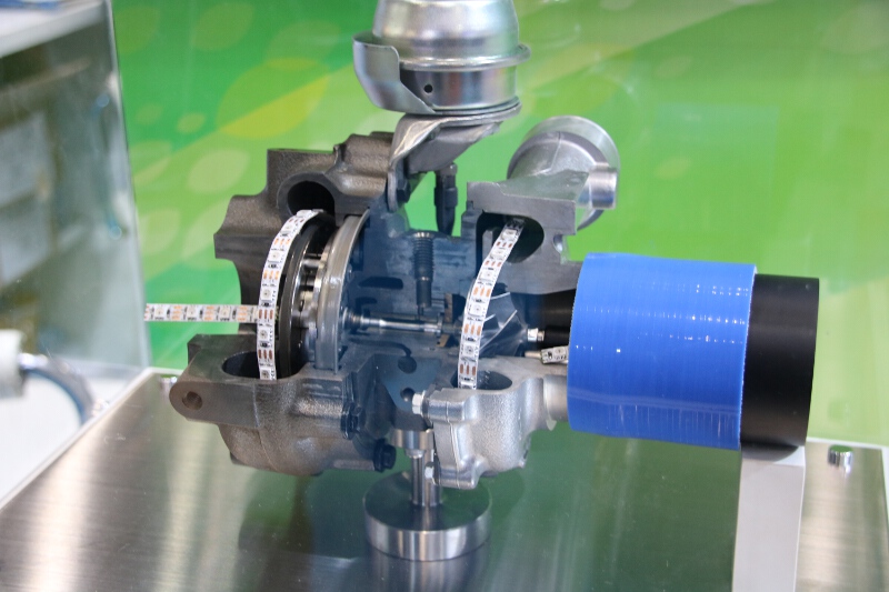 排気側が可変ノズル構造となっている