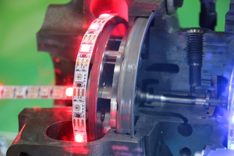 展示品の空気の流れをLEDの発光で示しており、右横の羽根の角度が変化して低回転時から効率よくタービンを回転させる