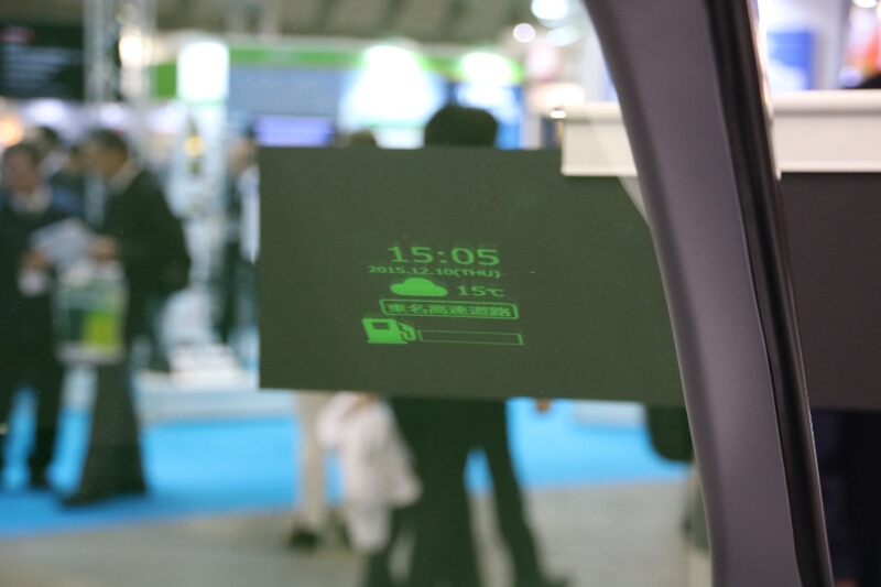 HUD（ヘッドアップディスプレイ）用の高機能中間膜の展示では、フロントウインドーに各種情報を投影しているデモを披露
