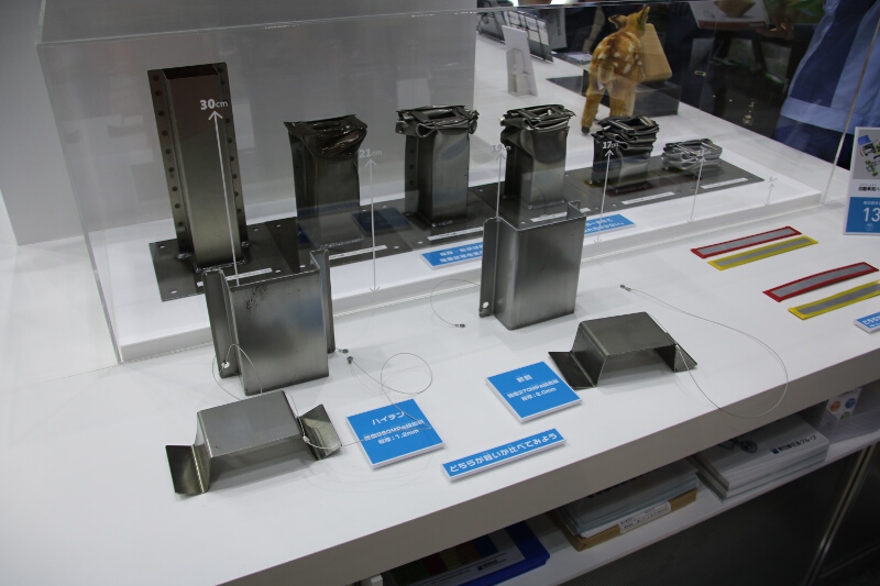 新日鉄住金グループは高張力鋼板を展示。実際に持ち上げて重量の差を体験できる